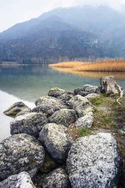 Lago di Cavazzo (Lago dei Tre Comuni) İtalya 'nın Friuli-Venezia Giulia bölgesinde güzel bir doğal göl.