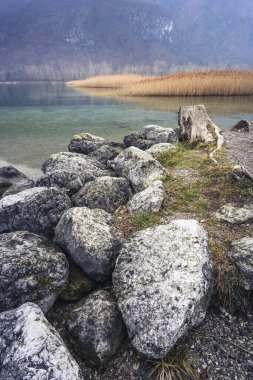 Lago di Cavazzo (Lago dei Tre Comuni) İtalya 'nın Friuli-Venezia Giulia bölgesinde güzel bir doğal göl.