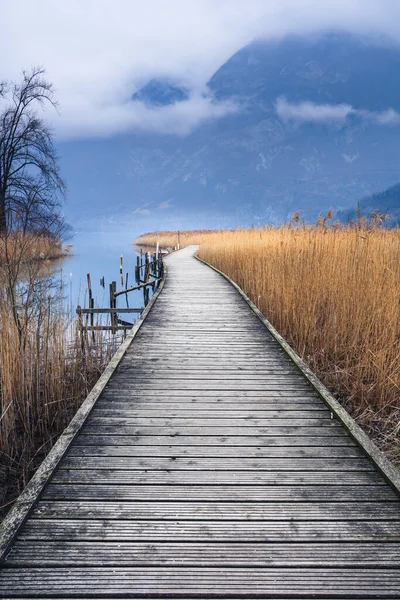 Lago di Cavazzo (Lago dei Tre Comuni) İtalya 'nın Friuli-Venezia Giulia bölgesinde güzel bir doğal göl.