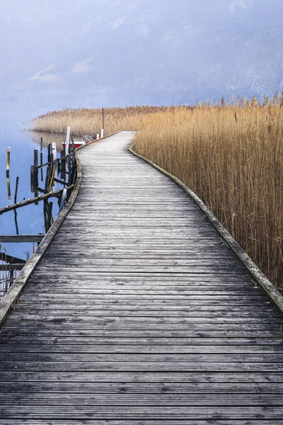 Lago di Cavazzo (Lago dei Tre Comuni) İtalya 'nın Friuli-Venezia Giulia bölgesinde güzel bir doğal göl.