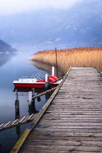 Lago di Cavazzo (Lago dei Tre Comuni) İtalya 'nın Friuli-Venezia Giulia bölgesinde güzel bir doğal göl.