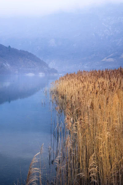 Lago di Cavazzo (Lago dei Tre Comuni) İtalya 'nın Friuli-Venezia Giulia bölgesinde güzel bir doğal göl.