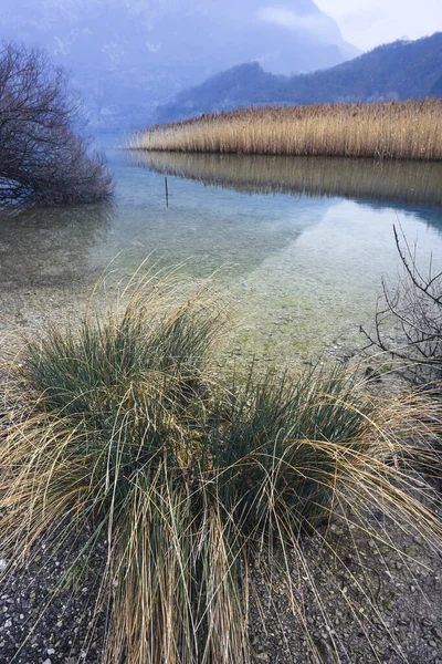 Lago di Cavazzo (Lago dei Tre Comuni) İtalya 'nın Friuli-Venezia Giulia bölgesinde güzel bir doğal göl.