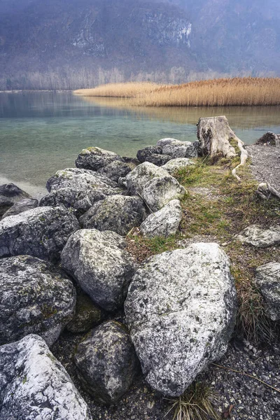 Lago di Cavazzo (Lago dei Tre Comuni) İtalya 'nın Friuli-Venezia Giulia bölgesinde güzel bir doğal göl.
