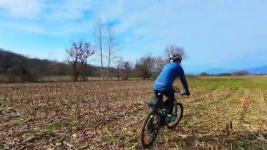 Kuzey İtalya 'daki Soima Plain' de bisiklet sürücüsünün izini sürüyorum..