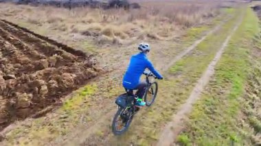 Kuzey İtalya 'daki Soima Plain' de bisiklet sürücüsünün izini sürüyorum..