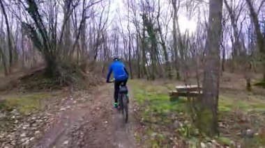 Kuzey İtalya 'daki Soima Plain' de bisiklet sürücüsünün izini sürüyorum..