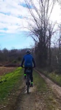 Kuzey İtalya 'daki Soima Plain' de bisiklet sürücüsünün izini sürüyorum..