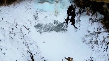 Kışın Fontanone di Goriuda şelalesinin güzel doğal manzarası, İtalyan Alpleri. Goriuda Şelalesi Val Raccolana, İtalya.