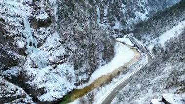 Güzel Kış Drone Çekimi Tekrarlanan Şelale, Chiusaforte, İtalya