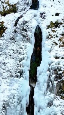 Kışın Fontanone di Goriuda şelalesinin güzel doğal manzarası, İtalyan Alpleri. Goriuda Şelalesi Val Raccolana, İtalya.