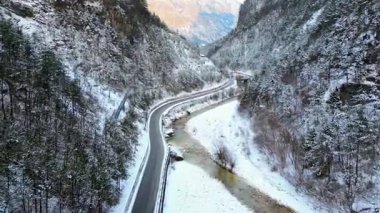 Güzel Kış Drone Çekimi Tekrarlanan Şelale, Chiusaforte, İtalya