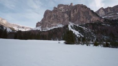 Arkasında dağlar olan karla kaplı bir manzara. Vallunga Vadisi, Dolomitler, İtalya