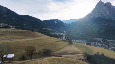 Alp köyü ve San Valentino Siusi Kilisesi, Castelrotto, Bolzano ili - Güney Tyrol, İtalya