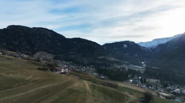 Alp köyü ve San Valentino Siusi Kilisesi, Castelrotto, Bolzano ili - Güney Tyrol, İtalya