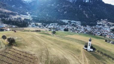 San Valentino Siusi, Castelrotto, Bolzano, Güney Tyrol, İtalya 'nın antik vadi köyü ve kilisesinin manzarası.