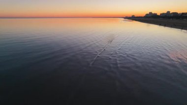 İtalya, Lignano 'da kıyıya yakın günbatımının hava manzarası