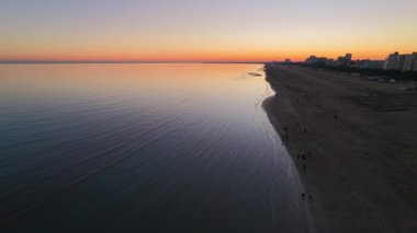 Kıyıya yakın günbatımında manzaralı su manzarası, Lignano, İtalya