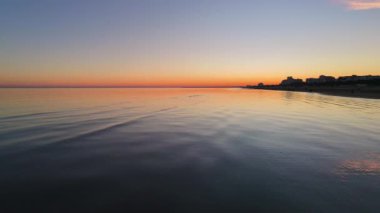 Kıyıya yakın günbatımında manzaralı su manzarası, Lignano, İtalya