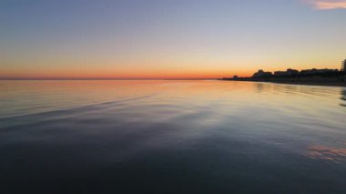 Gün batımında sakin suları gösteren sakin manzara, Lignano, İtalya