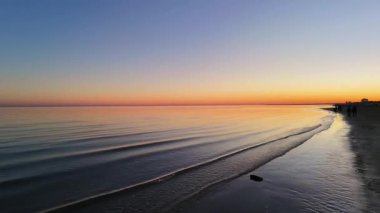 Gün batımında sakin suları gösteren sakin manzara, Lignano, İtalya