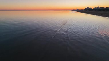 Gün batımında sakin suları gösteren sakin manzara, Lignano, İtalya