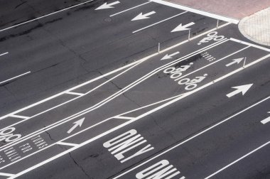 Asfalt yol boyalı satırlarında