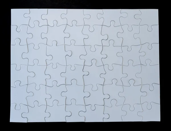 Siyah arka plan üzerine beyaz Jigsaw bulmaca tamamlandı — Stok fotoğraf