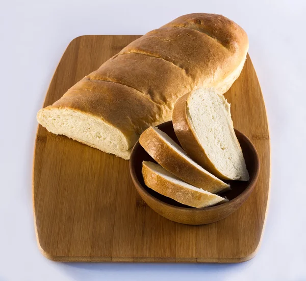 French Bread Loaf on Cutting Board with Sliced Bread in Bowl — Stock Photo, Image