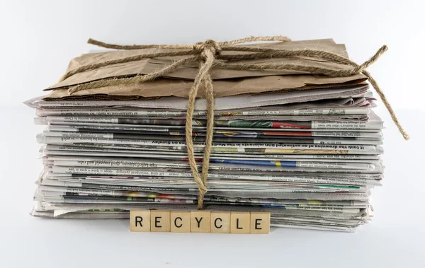 Kranten gebonden met Twine Recycle thema — Stockfoto