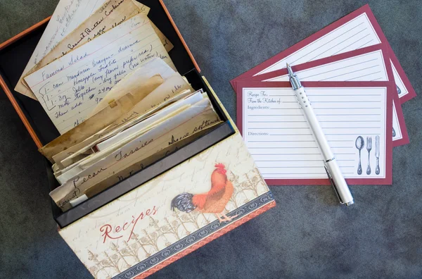 Caja de recetas con recetas vintage —  Fotos de Stock