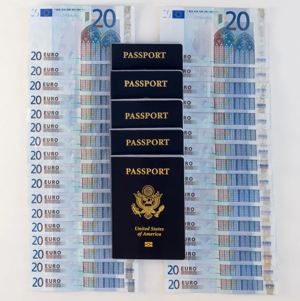Wiersze o euro i paszportów — Zdjęcie stockowe