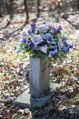 Çiçekli eski mezar Site