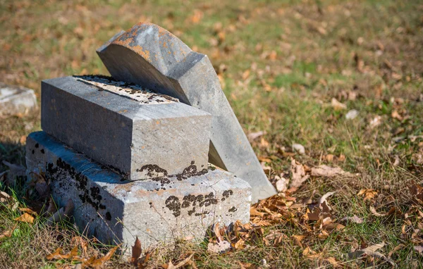 Neglected Tombstone in Autumn Leaves — Stock Photo, Image