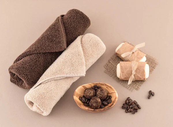 Bombas de baño de grano de café, jabón de spa y toallas de lujo — Foto de Stock