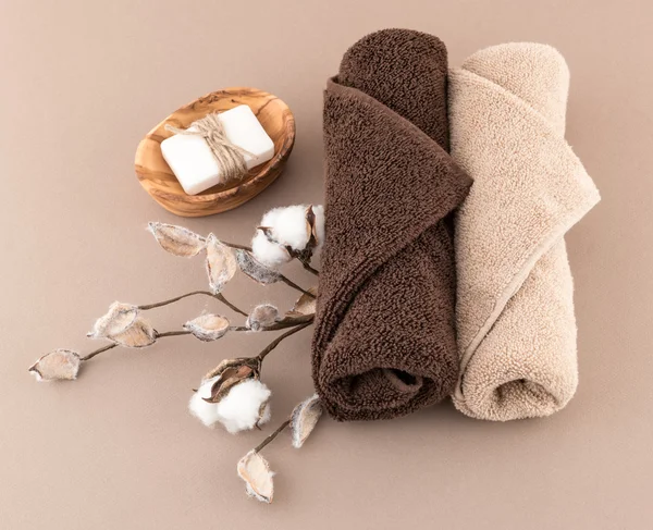 Мыло ручной работы и роскошные полотенца — стоковое фото