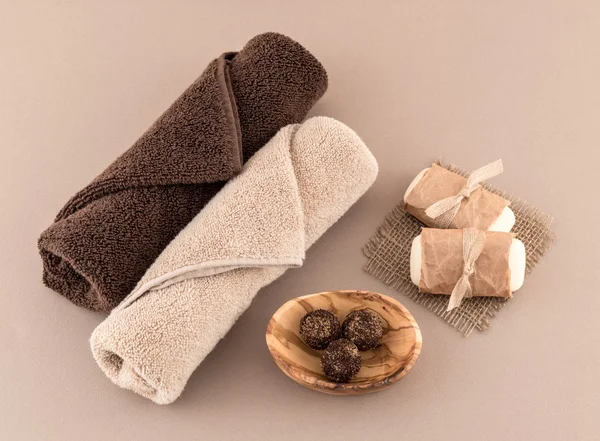 Spa Soap, Luxury Towels, and Coffee Bean Bath Bombs — Stock Photo, Image