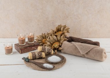 Spa ve banyo Essentials rustik mum ışığında sahnesinde