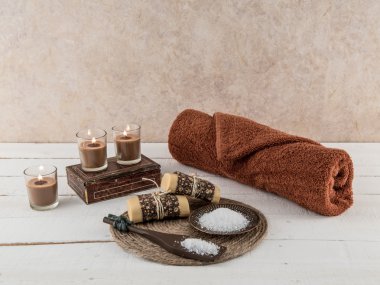 Spa ve doğal toprak tonları banyo Essentials