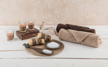 Spa ve mum ışığı ile banyo gerekli