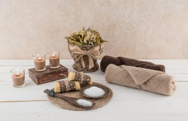 Spa ve parlak mumlar ile banyo gerekli