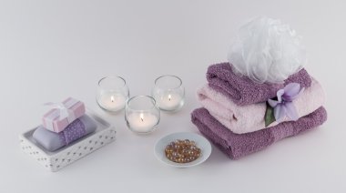 Lüks sabunu, banyo yağı köpüğü ve havlu ile yanan mumlar