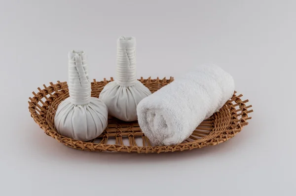 Kruiden Massage-ballen en opgerolde handdoek — Stockfoto