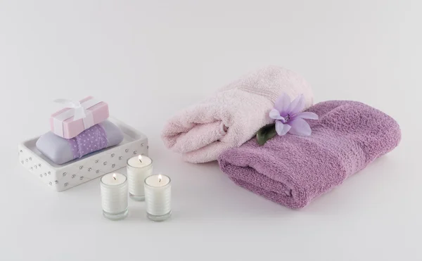 Toallas y velas de jabón de baño de lujo — Foto de Stock