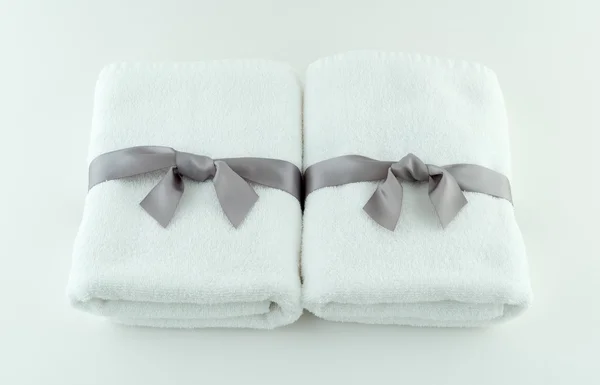 Spa handdoeken gebonden met satijnen lint — Stockfoto