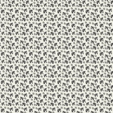 El yapımı siyah at başları ve krem arka planda tekrarlanan küçük kaba at nalları içeren yoğun, pürüzsüz bir desen motif yüksek kontrastlı bir kırsal ve üstünkörü bir halk sanatları biniciliği estetiğini taşır.