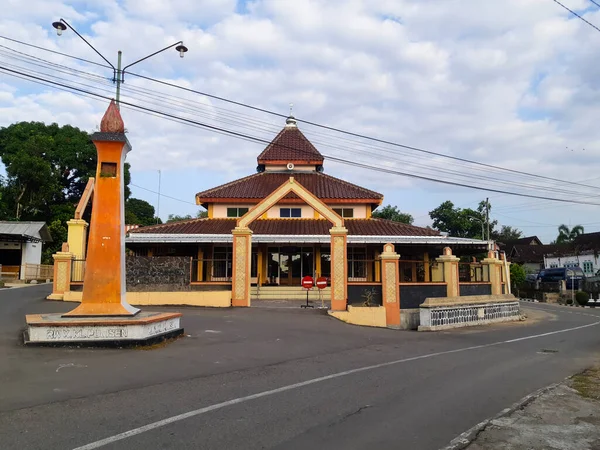 Boyolali Indonesia September 2021 Oranje Gekleurde Moskee Het Kruispunt Foto — Stockfoto