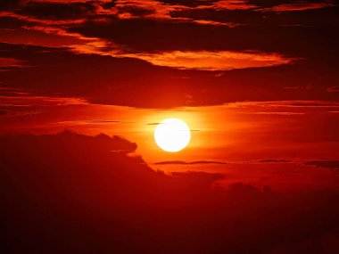 Akşam güneşi gökyüzünde ve bulutlarda