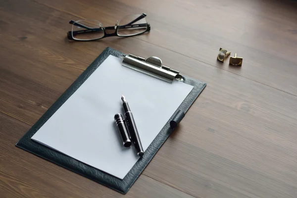 Accesorios de negocios en el escritorio: notebook, diario, pluma estilográfica, gemelos, gafas. Enfoque selectivo — Foto de Stock