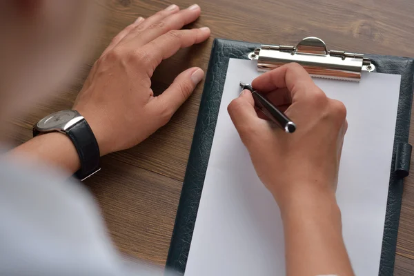 Escritura a mano femenina en cuaderno con pluma —  Fotos de Stock